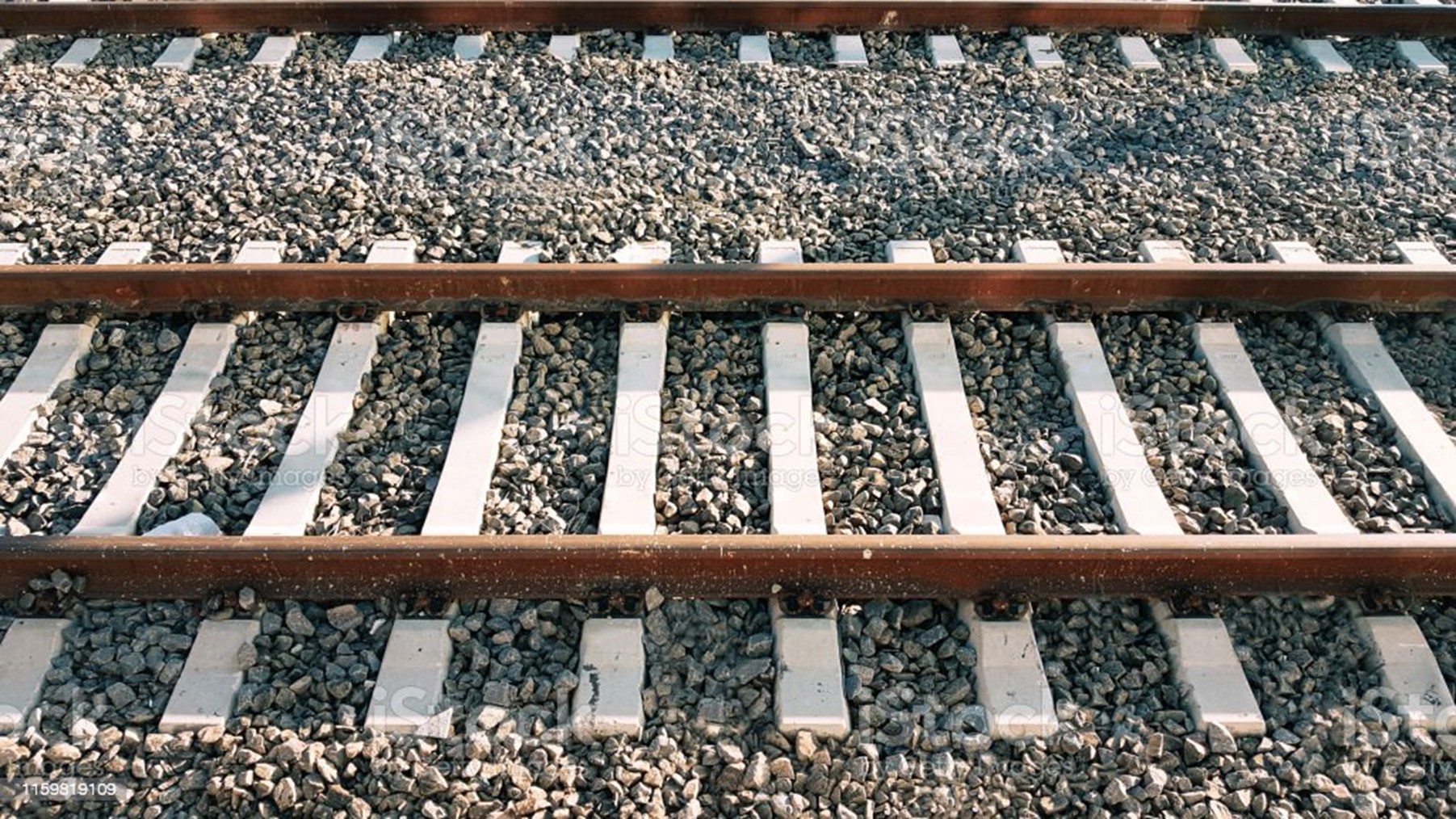 Thép hình I cánh côn được sử dụng để làm đường ray xe lửa.